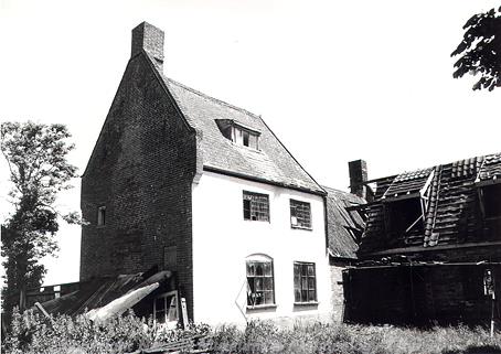 Photograph of Chesnut Farm, Hempnall. A well-preserved late medieval hall house with an added chimney stack and a three storey brick western extension dating to about 1700.